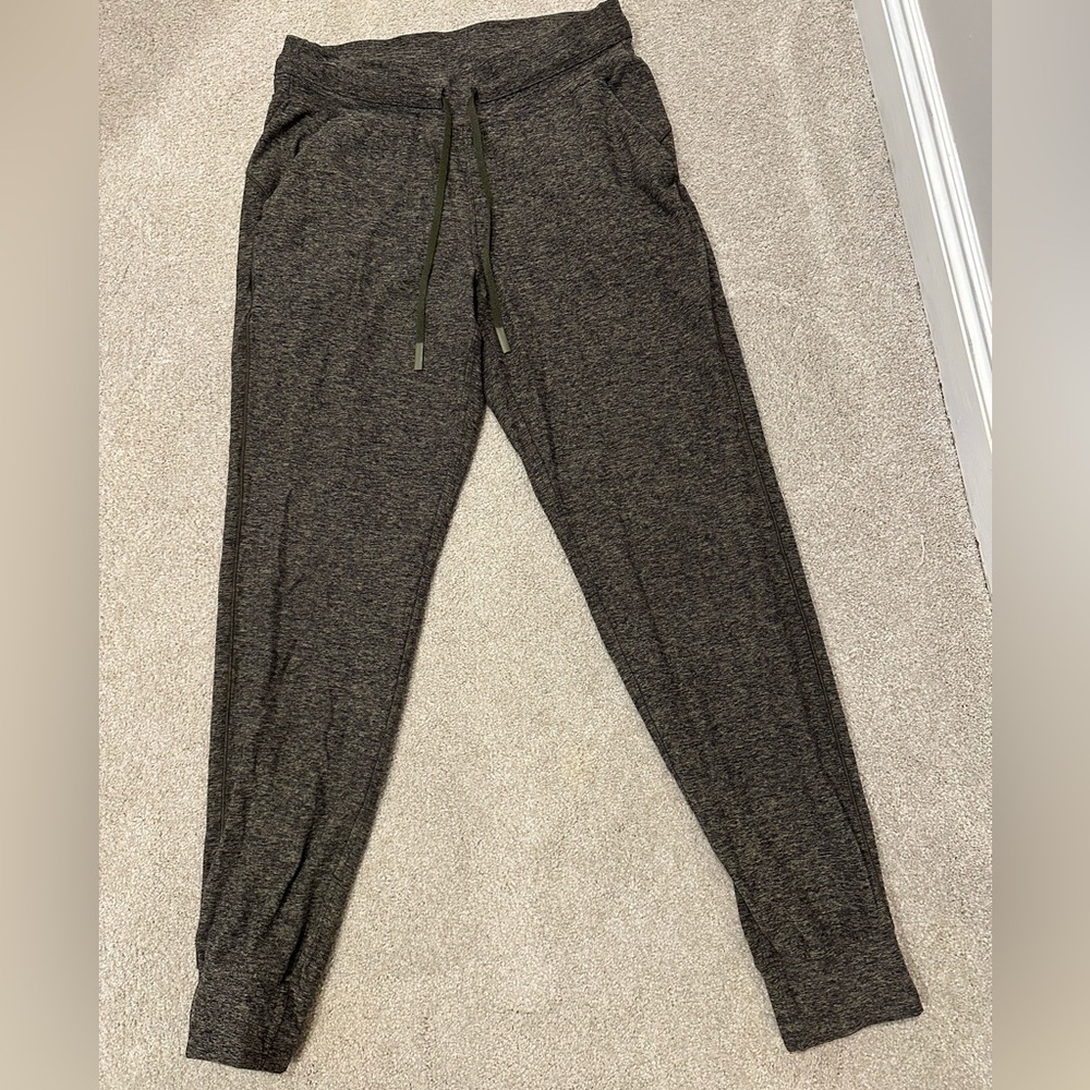 lululemon 25” Ready To Rulu Jogger, Size 8, Heathered Green & Black.